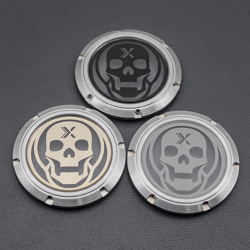 Прозрачная задняя крышка серебряных часов с белым черепом