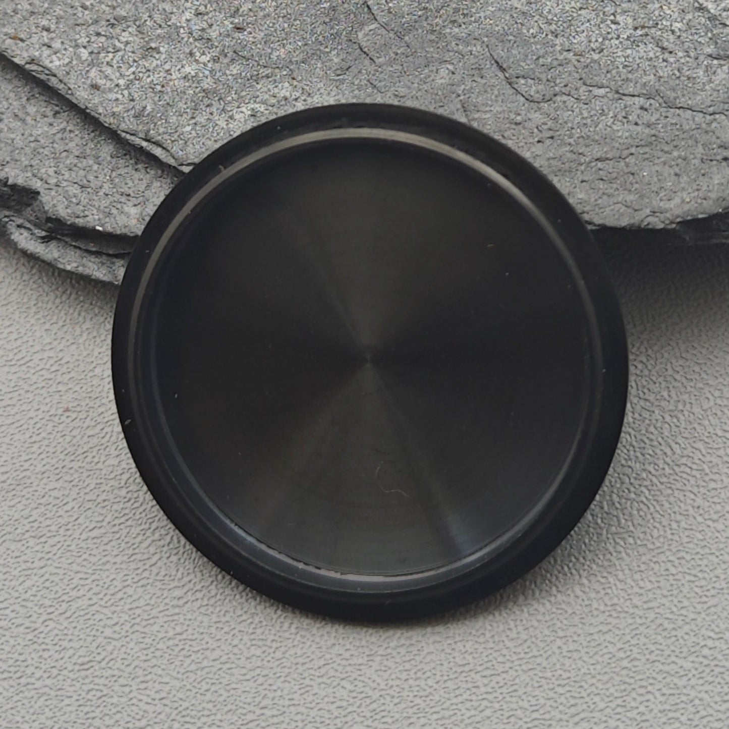 Запечатанная задняя крышка черных часов