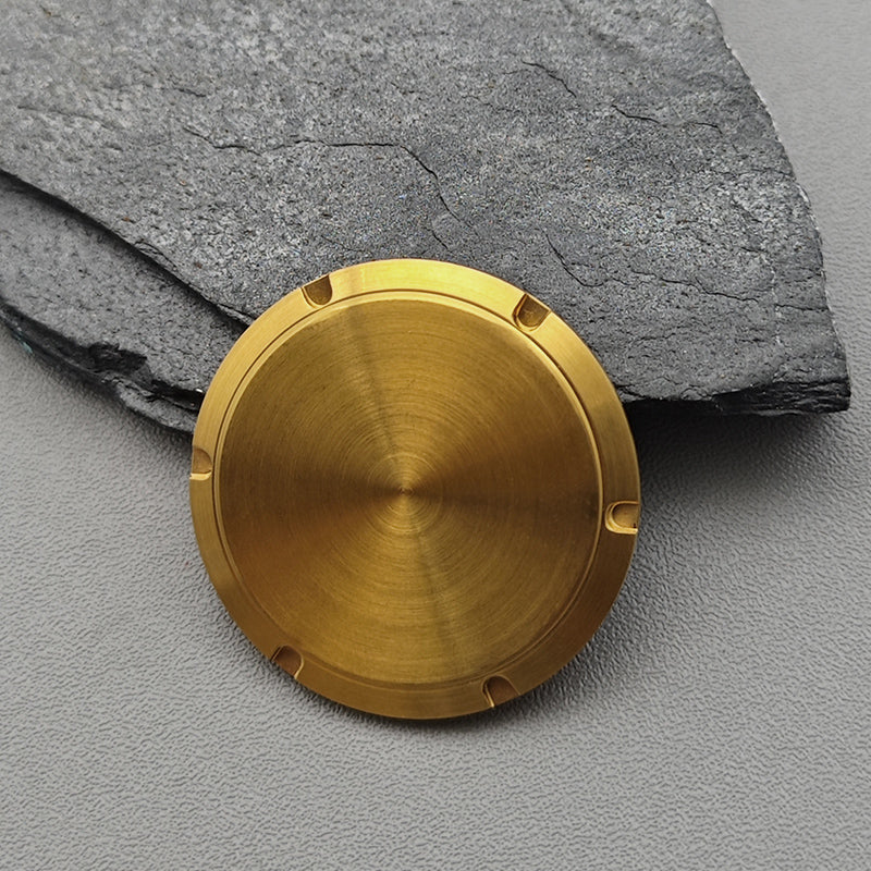 Запечатанная задняя крышка золотых часов